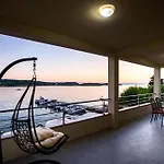 Guliva Apartman *